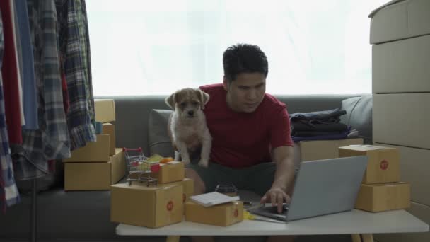 Азиатский Бизнесмен Работает Проверяет Онлайн Заказы Компьютере Планшете Столе Дома — стоковое видео