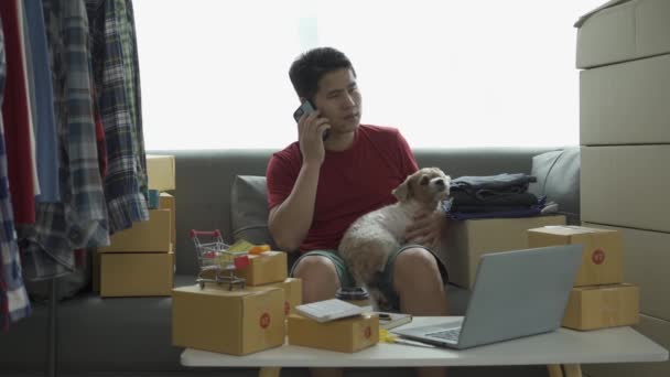 Hombre Negocios Asiático Que Trabaja Comprueba Pedidos Línea Computadora Tableta — Vídeo de stock
