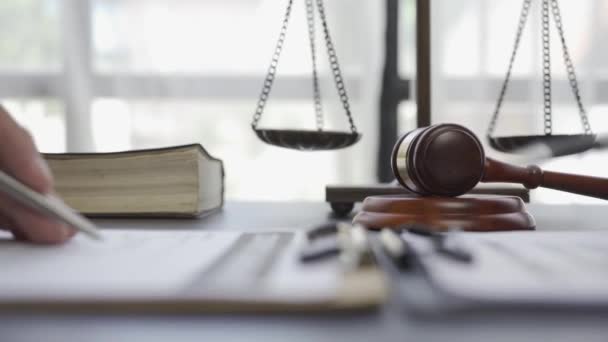Advocaat Lezen Statuut Van Beperkingen Overleg Tussen Mannelijke Advocaat Zakelijke — Stockvideo