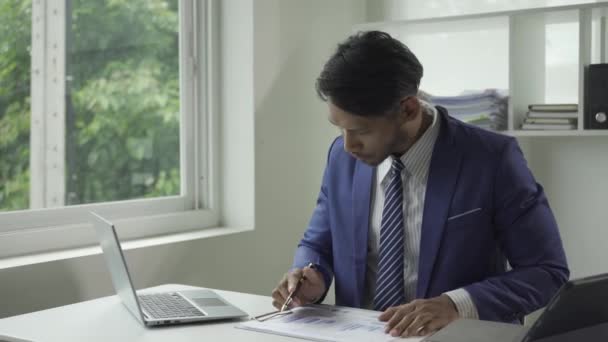 Junger Erfolgreicher Afroamerikanischer Mann Der Mit Finanzdokumenten Und Laptop Diagrammen — Stockvideo