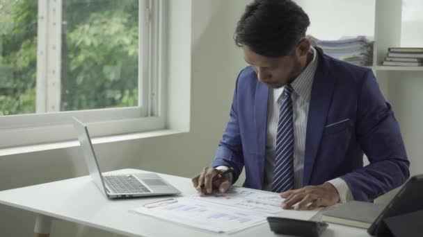 Jonge Succesvolle Afro Amerikaanse Man Werken Met Financiële Documenten Laptop — Stockvideo