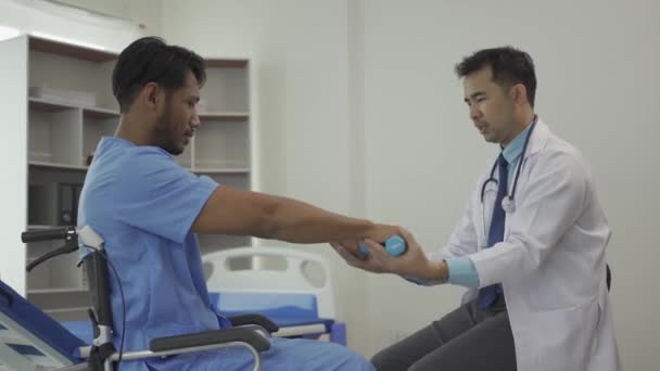 Een Man Doet Oefeningen Met Elastische Band Fysiotherapie Programma Gezondheidszorg — Stockvideo