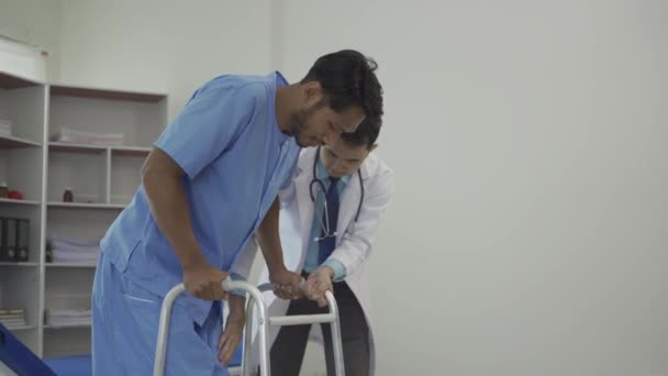 Man Hacer Ejercicios Con Banda Elástica Programa Fisioterapia Médico Concepto — Vídeo de stock