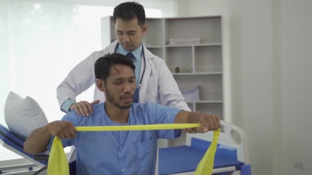 Ein Mann Macht Übungen Mit Elastischem Band Physiotherapie Programm Gesundheitskonzept — Stockvideo