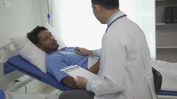 Paciente Masculino Joven Sometido Control Salud Consulta Médica Hospital Consultorio — Vídeo de stock