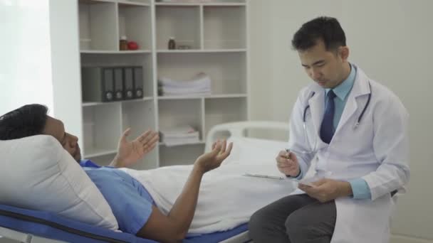 Jeune Patient Sexe Masculin Ayant Bilan Santé Médecin Consultant Hôpital — Video
