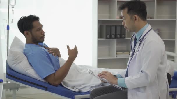 Ung Manlig Patient Som Har Hälsokontroll Och Konsulterande Läkare Sjukhus — Stockvideo