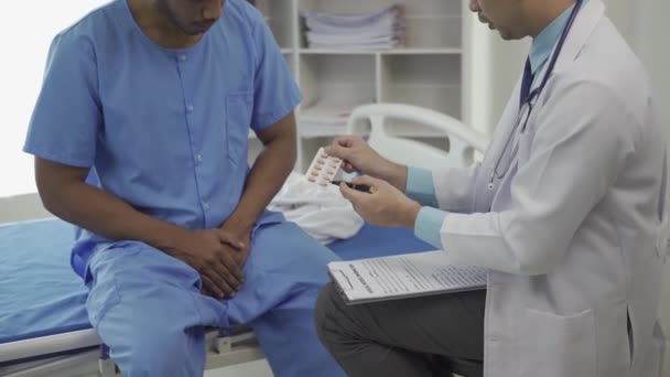 Młody Pacjent Badanie Stanu Zdrowia Konsultację Lekarską Szpitalu Gabinet Lekarski — Wideo stockowe