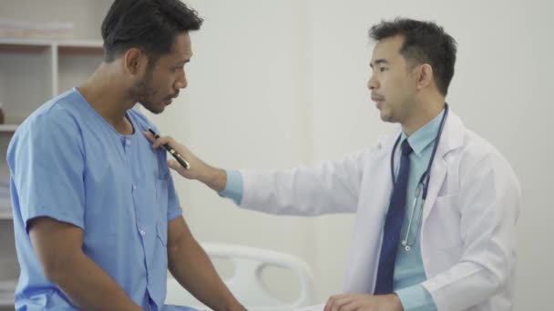 Junge Männliche Patienten Beim Gesundheitscheck Und Arztkonsultation Krankenhaus Arztpraxis Der — Stockvideo