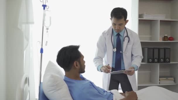 Ung Manlig Patient Som Har Hälsokontroll Och Konsulterande Läkare Sjukhus — Stockvideo