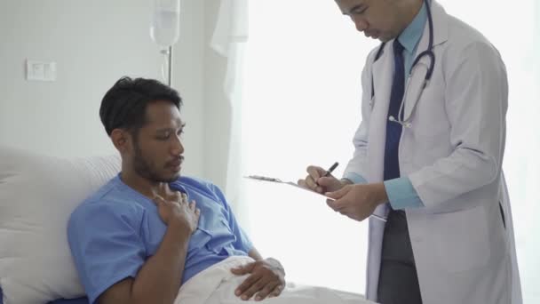 Paciente Masculino Joven Sometido Control Salud Consulta Médica Hospital Consultorio — Vídeos de Stock