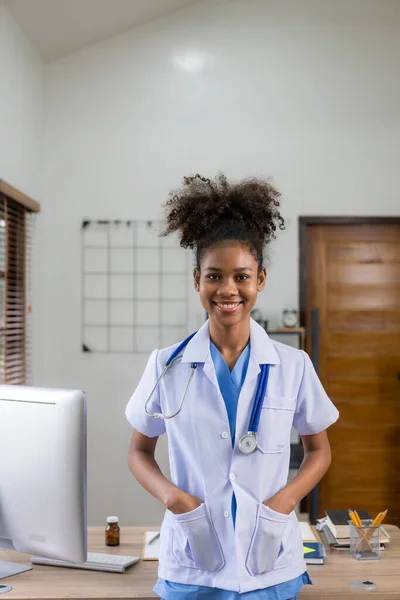 Ciddi Bir Afrikalı Doktor Klinikte Beyaz Tıbbi Önlük Steteskop Ile — Stok fotoğraf