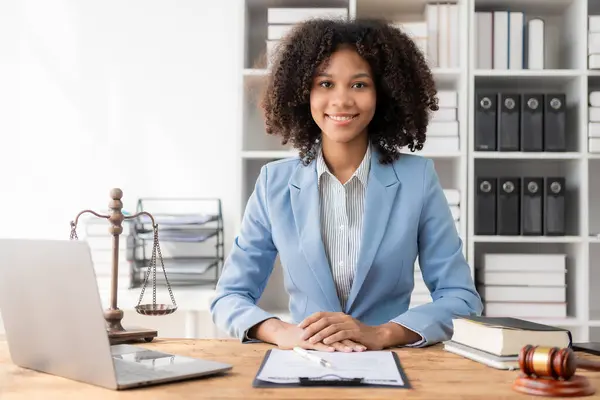 Court Proceedings African Female Judge Smiling Neutrally Looking Camera Wise — Stock Photo, Image