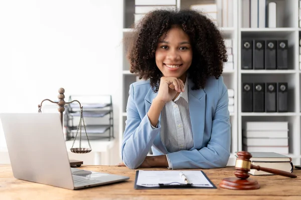 Court Proceedings African Female Judge Smiling Neutrally Looking Camera Wise — Stock Photo, Image