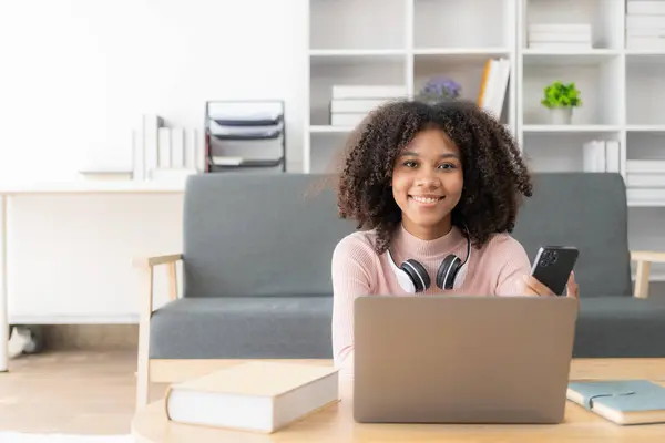 Jonge Afrikaanse Vrouw Studeren Online Met Laptop Coffeeshop Millennial Afro — Stockfoto
