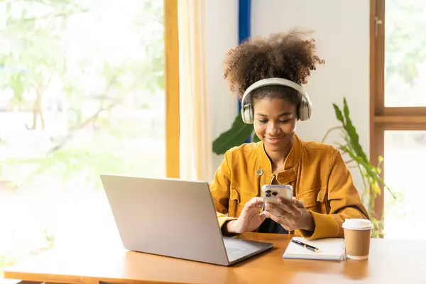 Young African Woman Studying Online Laptop Coffee Shop Millennial African — Stock Photo, Image