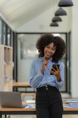 Afrikalı bir kız, bir bilgisayarın aboneliği için başlatılan projenin detaylarını tartışan bir arkadaşıyla pozitif bir akıllı telefon konuşması yapıyor..