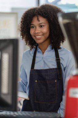 Kahve barında çalışan genç, güzel Latin Amerikalı barmen, rahat bir çatı katı tarzı kafe, yiyecek ve içecek konseptinde çalışan kasiyer..