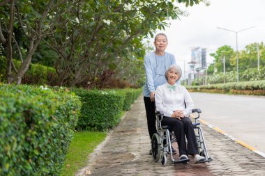 Üst düzey Asyalı çift, birlikte oyun oynuyor ve eğleniyorlar. Mutlu aile kavramları evin dışında. Emeklilik süresince eğlenceli bir yaşam tarzının tadını çıkarın. Aile sağlık hizmetleri