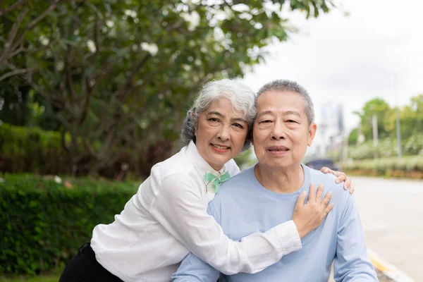 Senior Pareja Asiática Jugando Burlándose Mutuamente Concepto Familia Feliz Juntos —  Fotos de Stock