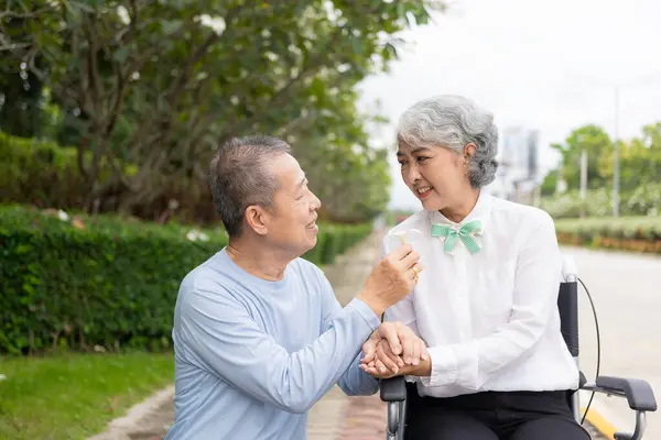 一对年长的亚洲夫妇在屋外玩耍 互相取笑快乐的家庭观念 在退休期间享受快乐的生活方式 家庭保健 — 图库照片