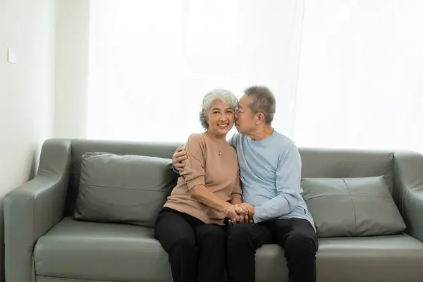Feliz Asiática Senior Pareja Sentado Sofá Sala Estar Concepto Envejecimiento —  Fotos de Stock