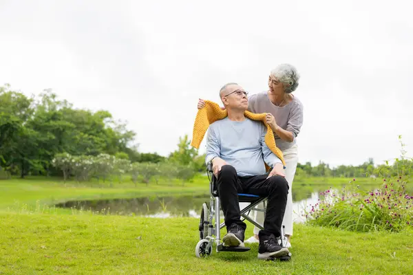 一对年长的亚洲夫妇在屋外玩耍 互相取笑快乐的家庭观念 在退休期间享受快乐的生活方式 家庭保健 — 图库照片