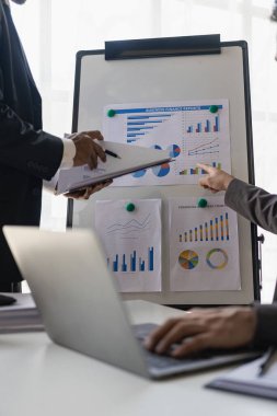 Laptop bilgisayarı, iş analizi ve strateji kavramlarıyla gelir tabloları ve grafikleri iş danışmanlarıyla görüşmeler ve durumu mali raporlarda dikey tabloda tartışmalar