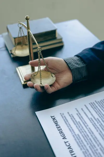 Soudce Kladivo Soudcem Advokátem Podnikatelem Žalobě Pracuje Právních Dokumentech Soudní — Stock fotografie