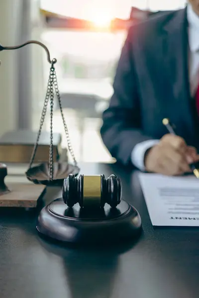 Soudce Kladivo Soudcem Advokátem Podnikatelem Žalobě Pracuje Právních Dokumentech Soudní — Stock fotografie