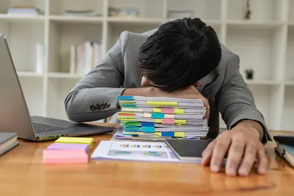 Zmęczony Młody Azjatycki Biznesmen Brudnym Biurkiem Kupą Papierkowej Roboty Zajęta — Zdjęcie stockowe