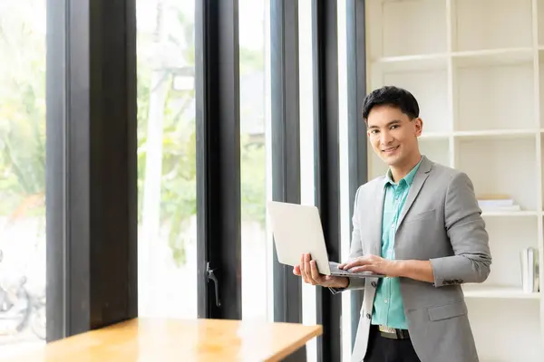 Азиатский Бизнесмен Работает Офисе Ноутбуком Документами Столе Работа Рабочем Месте — стоковое фото