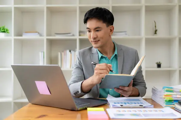 Азиатский Бизнесмен Работает Офисе Ноутбуком Документами Столе Работа Рабочем Месте — стоковое фото