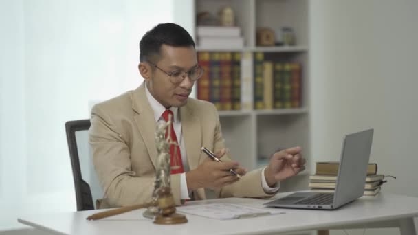 Hakim Laki Laki Ruang Sidang Meja Kayu Dan Konselor Laki — Stok Video