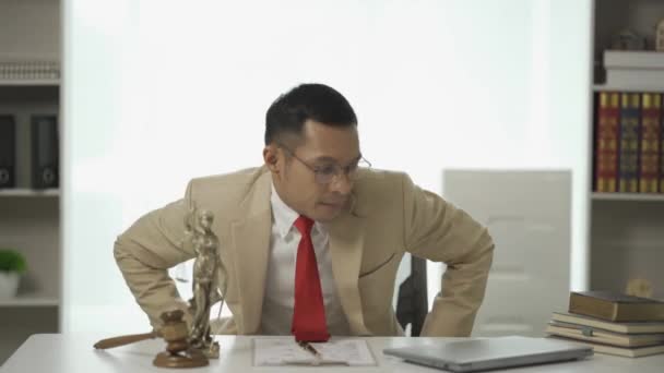 Tahta Masadaki Erkek Yargıç Ofiste Çalışan Erkek Danışman Veya Avukat — Stok video