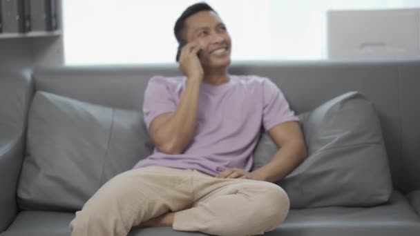 Joven Divertido Sonriendo Alegremente Una Camiseta Hablando Con Amigo Teléfono — Vídeos de Stock