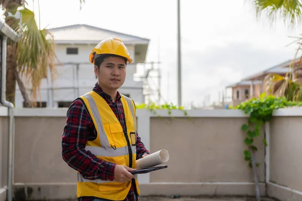 Mladý Asijský Inženýr Kontroluje Architekturu Koncepci Stavebního Projektu Mladého Profesionálního — Stock fotografie