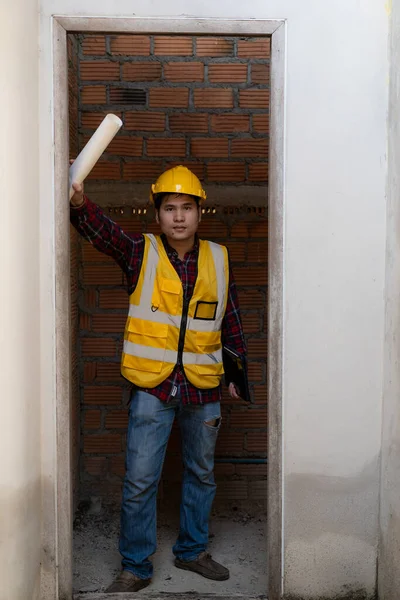 Mladý Asijský Inženýr Kontroluje Architekturu Koncepci Stavebního Projektu Mladého Profesionálního — Stock fotografie