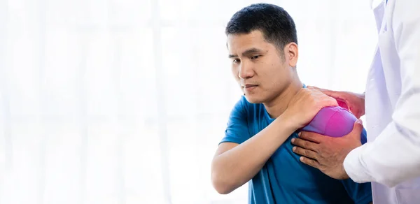 Jovem Asiático Fazendo Fisioterapia Buscando Conselhos Dor Muscular Com Ombro — Fotografia de Stock
