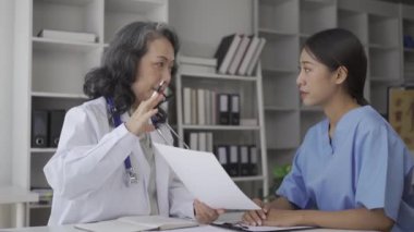 Kıdemli bir kadın doktor, hastane gözlem odasında bulunan tıp öğrencilerine çeşitli hastalıklarla ilgili tavsiyelerde bulunuyor..