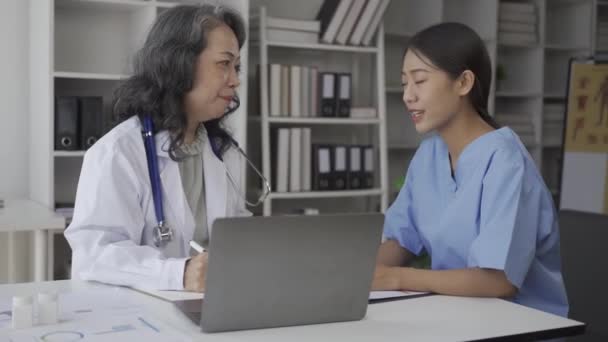 Starší Lékařka Radí Studentkám Medicíny Nemocniční Pozorovací Místnosti Ohledně Různých — Stock video