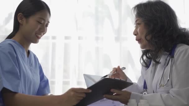 Kıdemli Bir Kadın Doktor Hastane Gözlem Odasında Bulunan Tıp Öğrencilerine — Stok video