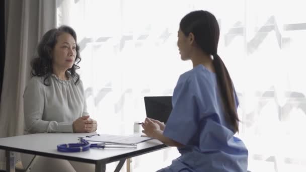 Uma Enfermeira Conselhos Idoso Sobre Sua Doença Sala Estar Sua — Vídeo de Stock