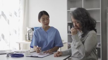 Bir hemşire, yaşlı bir insana evinin oturma odasında hastalığıyla ilgili tavsiye verir. Evde yaşlı hasta bakımı sağlanması