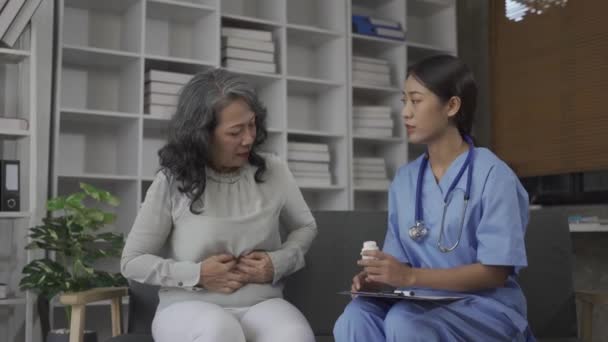 Una Enfermera Aconseja Anciano Sobre Enfermedad Sala Estar Casa Prestar — Vídeos de Stock