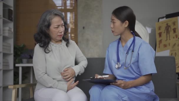 Una Enfermera Aconseja Anciano Sobre Enfermedad Sala Estar Casa Prestar — Vídeo de stock