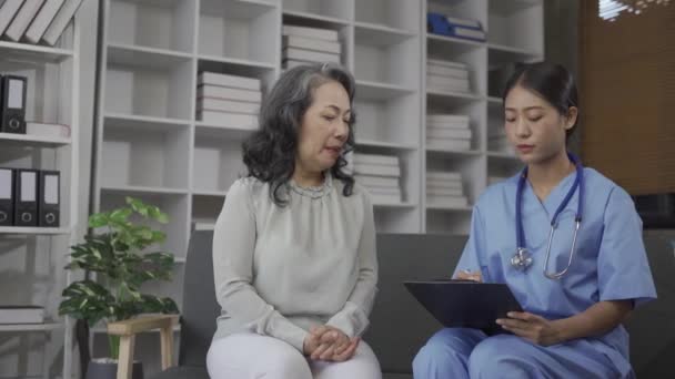 Una Enfermera Aconseja Anciano Sobre Enfermedad Sala Estar Casa Prestar — Vídeo de stock