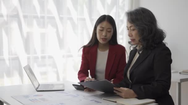 Mayor Mujer Negocios Joven Contable Asiático Hablando Finanzas Empresa Negocio — Vídeos de Stock