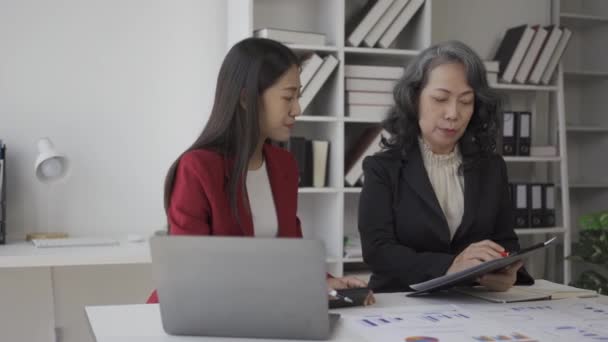 비즈니스 여성과 아시아 회계사 사무실에서 사업에 이야기 아시아의 사업가 동료와 — 비디오