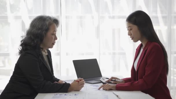 비즈니스 여성과 아시아 회계사 사무실에서 사업에 이야기 아시아의 사업가 동료와 — 비디오